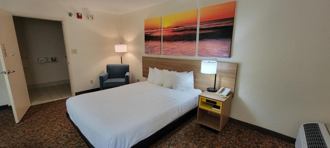 Hotel Carolina A Days Inn By Wyndham Хилтън Хед Айлънд Екстериор снимка