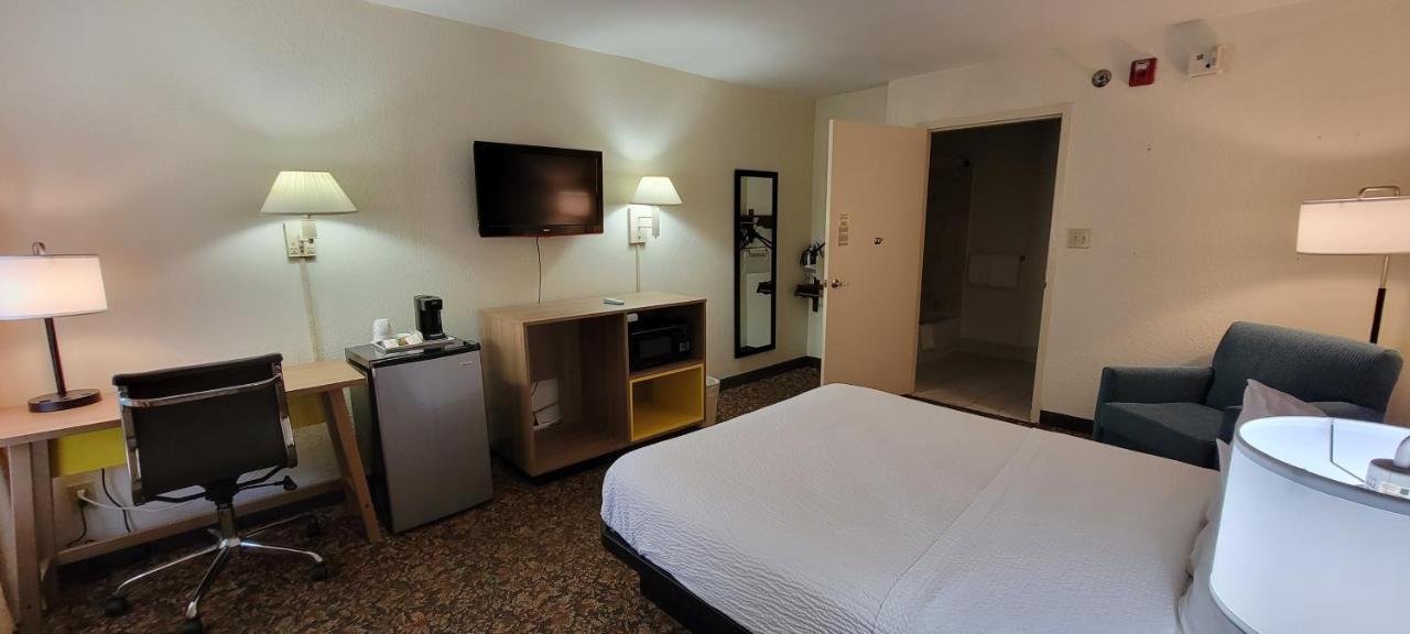 Hotel Carolina A Days Inn By Wyndham Хилтън Хед Айлънд Екстериор снимка
