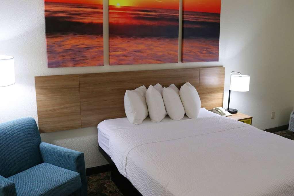 Hotel Carolina A Days Inn By Wyndham Хилтън Хед Айлънд Стая снимка