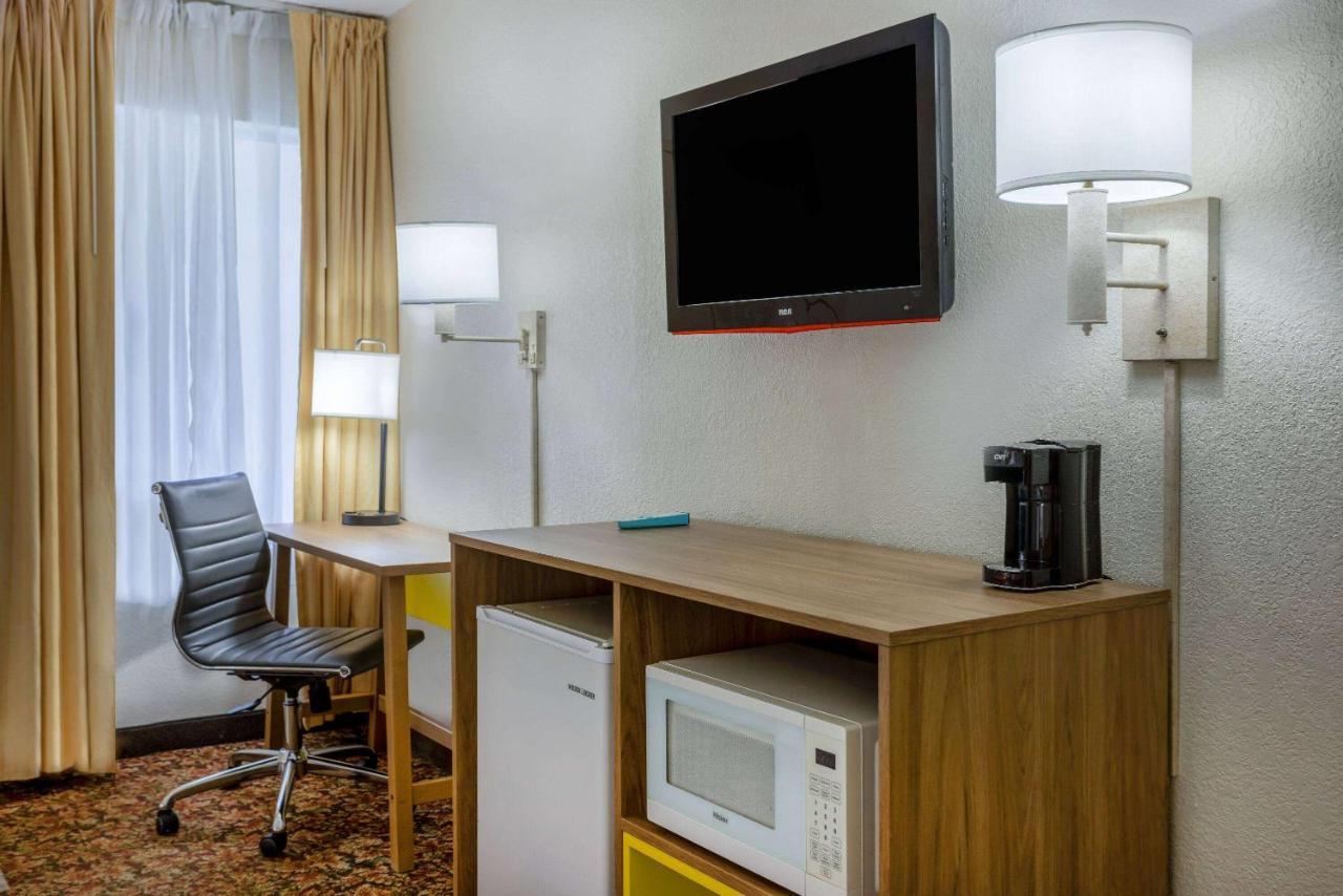 Hotel Carolina A Days Inn By Wyndham Хилтън Хед Айлънд Екстериор снимка