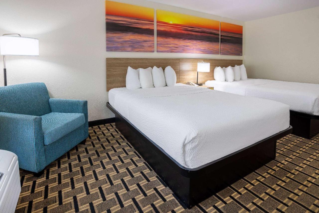 Hotel Carolina A Days Inn By Wyndham Хилтън Хед Айлънд Екстериор снимка